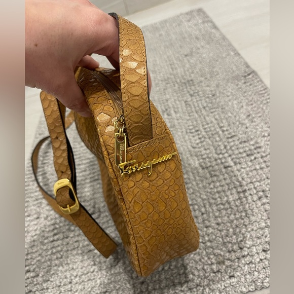 Salvatore Ferragamo Vintage Tan Snake Embossed Leather Round Crossbody Bag Italy - Picture 3 of 15